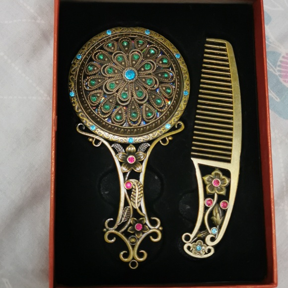 Stunning vintage Mirror and comb set. New - Picture 3 of 4